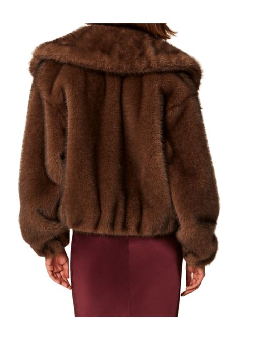 Giacca da donna in ecopelliccia effetto visone, fondo arricciato, colore marrone. TWINSET | 252AT219112969